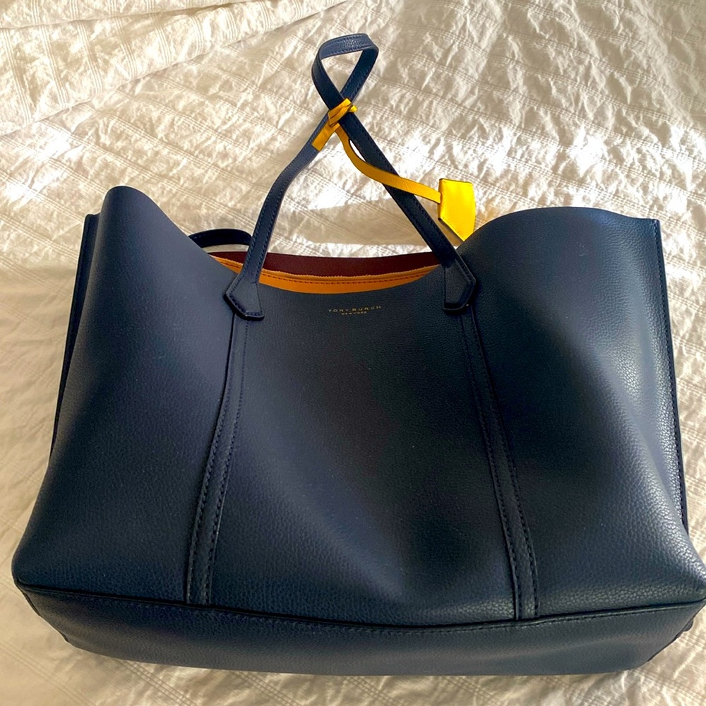 Like new Tory Burch center Zip Perry Tote in Navy